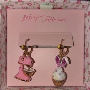 🧁Betsey Johnson Pink Mixer and Cupcake Earrings